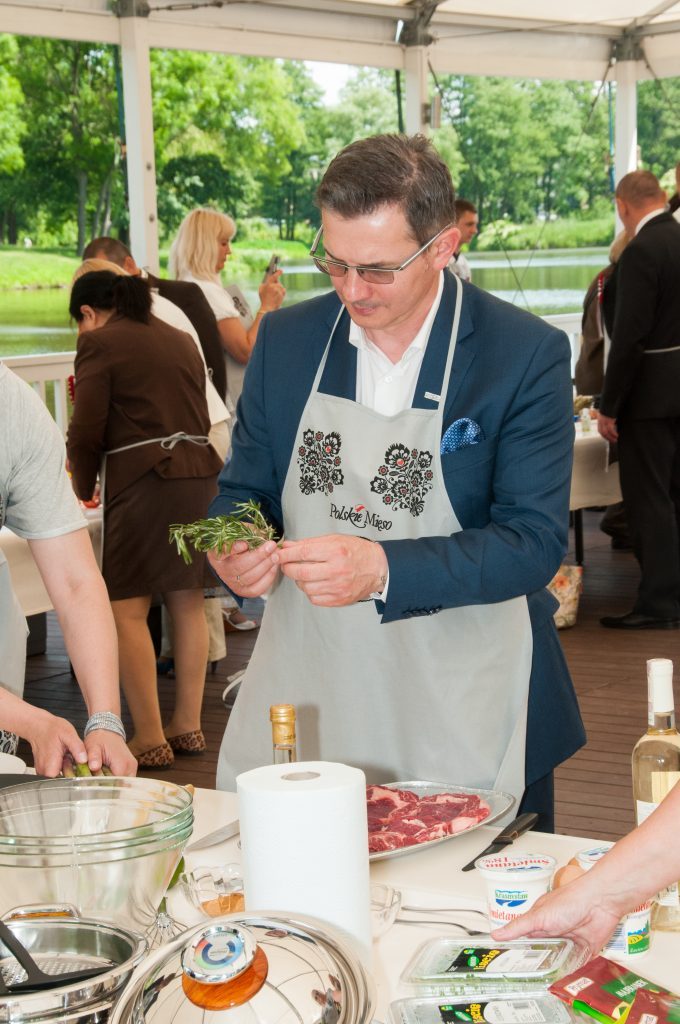 Prezes ZPM Witold Choiński przygotowuje potrawy w trakcie eventu Ambrozja Smaku 2016